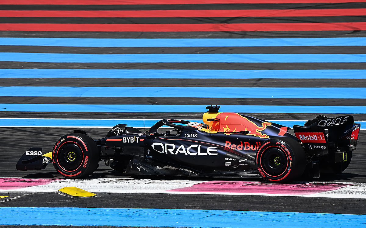 2022年F1法国大奖赛，维斯塔潘驾驶红牛在保罗·里卡德赛道行驶