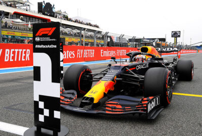 2021年F1法国大奖赛排位赛，将红牛RB16B停在杆位板前的维斯塔潘