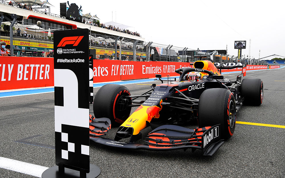 2021年F1法国大奖赛排位赛，将红牛RB16B停在杆位板前的维斯塔潘