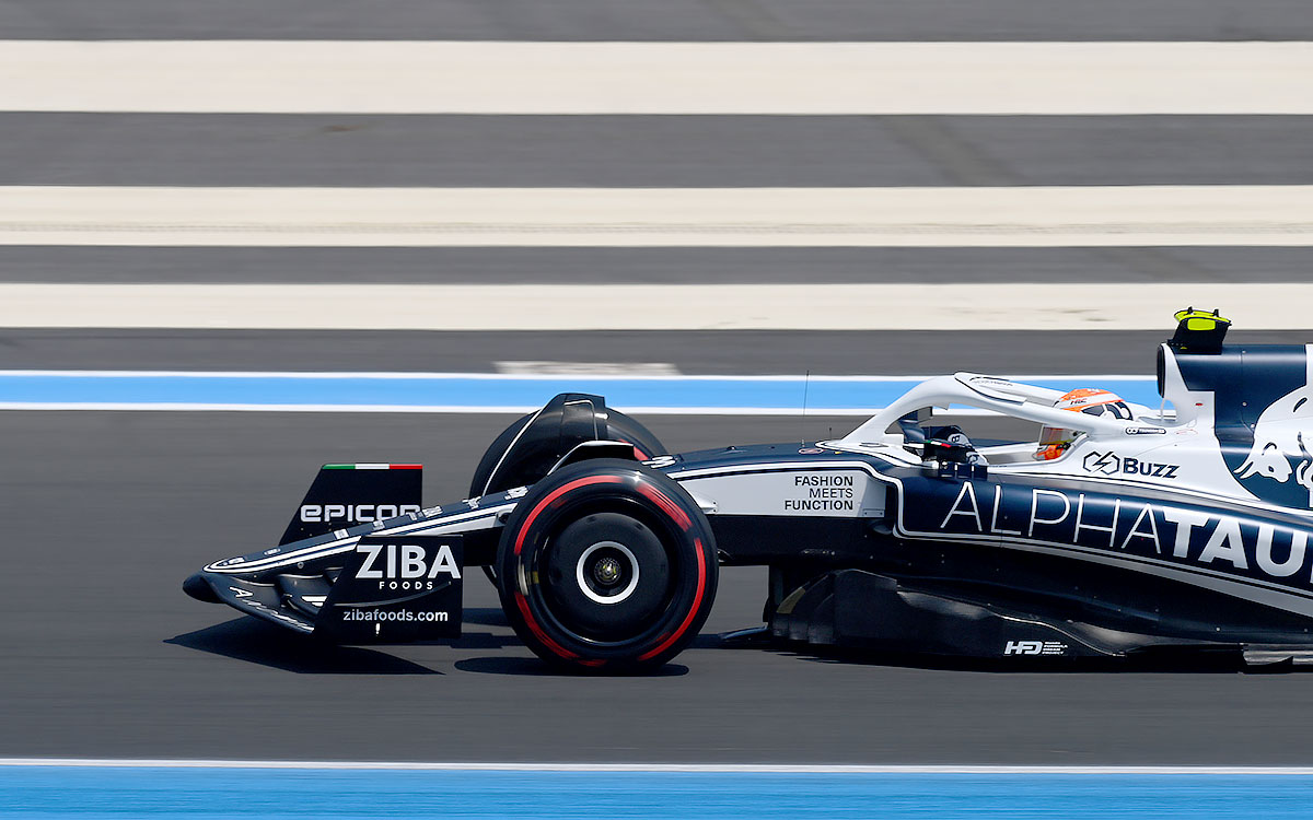 2022年F1法国大奖赛排位赛,角田裕毅驾驶红牛二队AT03在保罗·里卡德赛道行驶