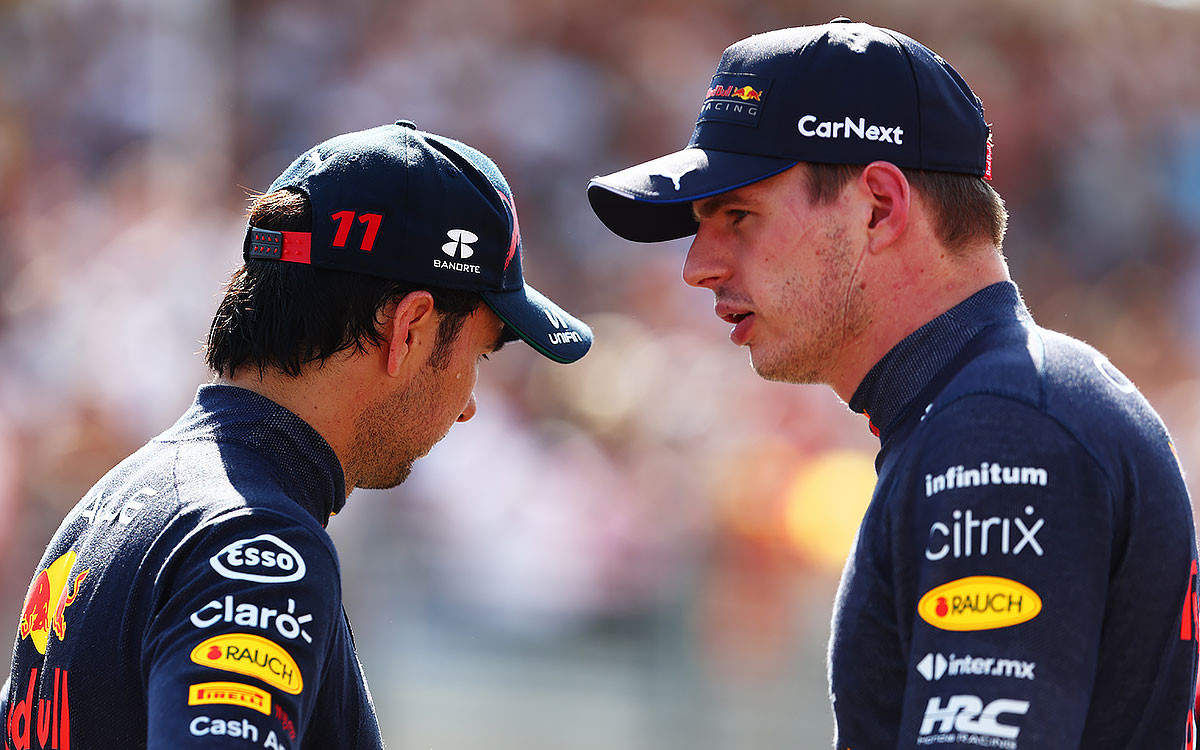 2022年F1法国大奖赛排位赛,排位结束后在帕克费米区交谈的维斯塔潘与佩雷兹(红牛)