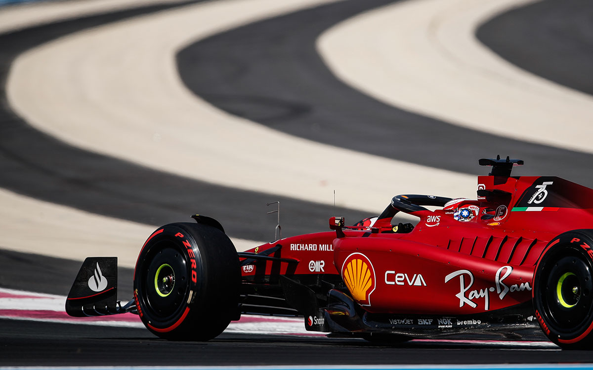 2022年F1法国大奖赛,勒克莱尔驾驶法拉利F1-75在保罗·里卡德赛道行驶