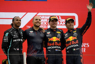 2021年F1法国大奖赛正赛，登上领奖台的维斯塔潘、佩雷兹与比赛工程师兰比亚塞，以及梅赛德斯车手汉密尔顿