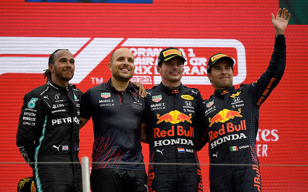 2021年F1法国大奖赛正赛，登上领奖台的维斯塔潘、佩雷兹与比赛工程师兰比亚塞，以及梅赛德斯车手汉密尔顿