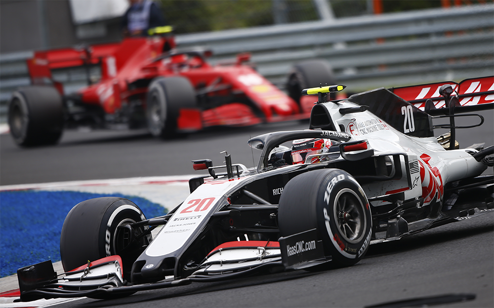 2020年F1匈牙利大奖赛正赛,行驶在亨格罗宁赛道的哈斯车手凯文·马格努森