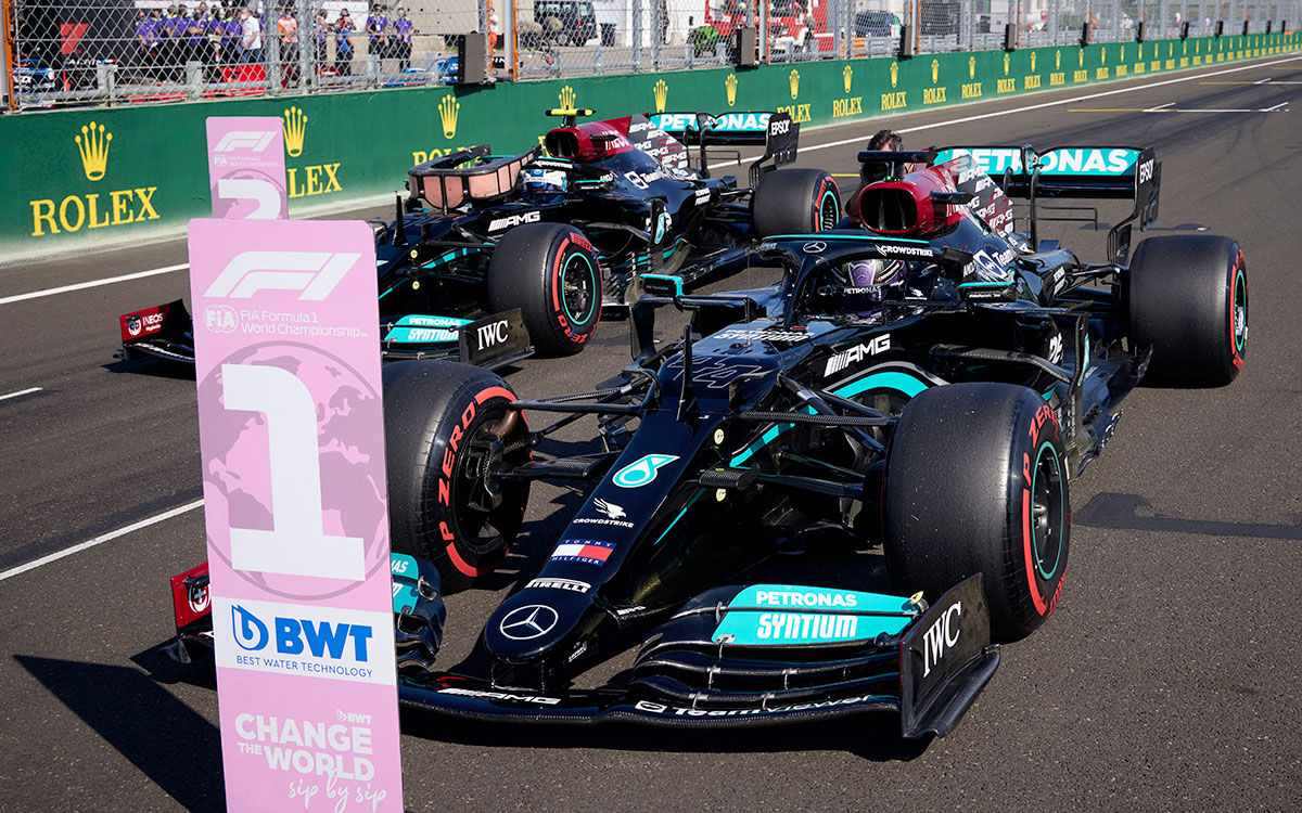 2021年F1匈牙利大奖赛排位赛,将梅赛德斯W12停在P1板前的汉密尔顿