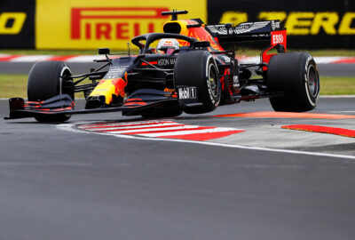 2020年F1匈牙利大奖赛一练，压上路缘弹跳的红牛-本田车手马克斯·维斯塔潘