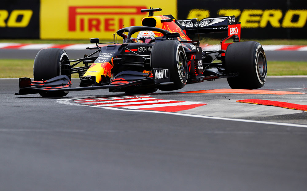 2020年F1匈牙利大奖赛一练，压上路缘弹跳的红牛-本田车手马克斯·维斯塔潘