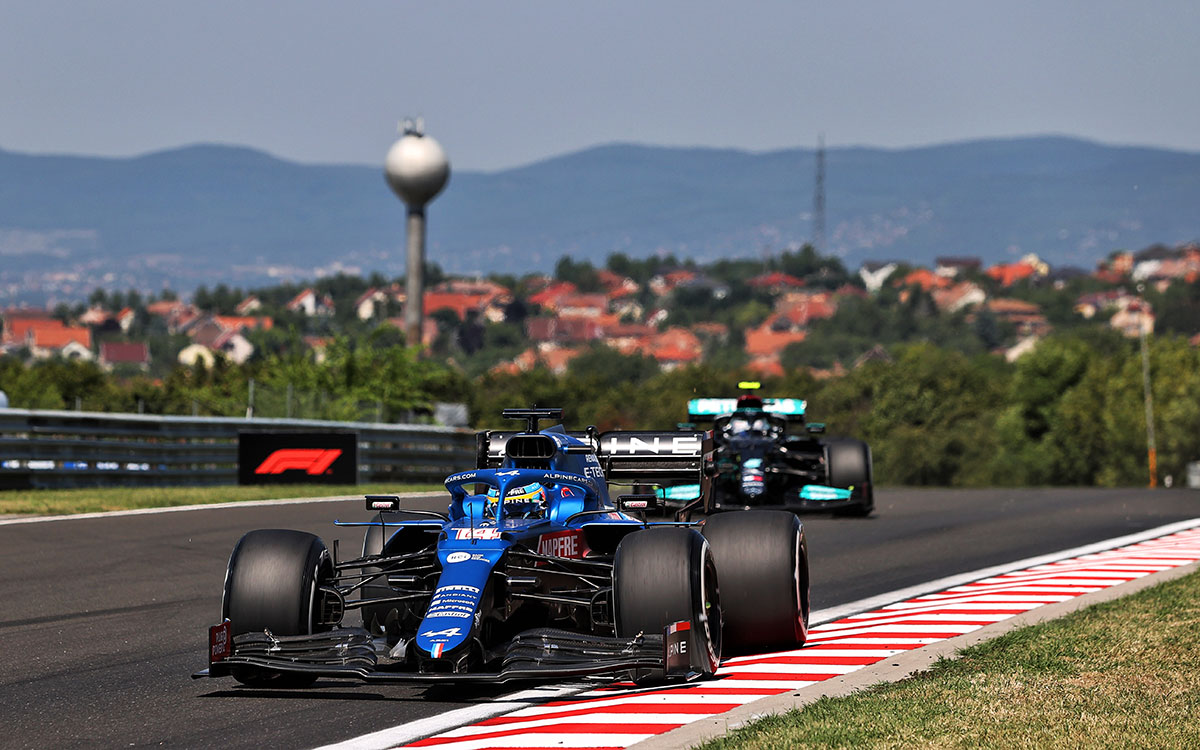 2021年F1匈牙利大奖赛一练,行驶在亨格罗林的阿尔派车手阿隆索与身后的博塔斯