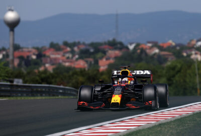 2021年F1匈牙利大奖赛一练，驾驶红牛RB16B行驶在亨格罗林的维斯塔潘