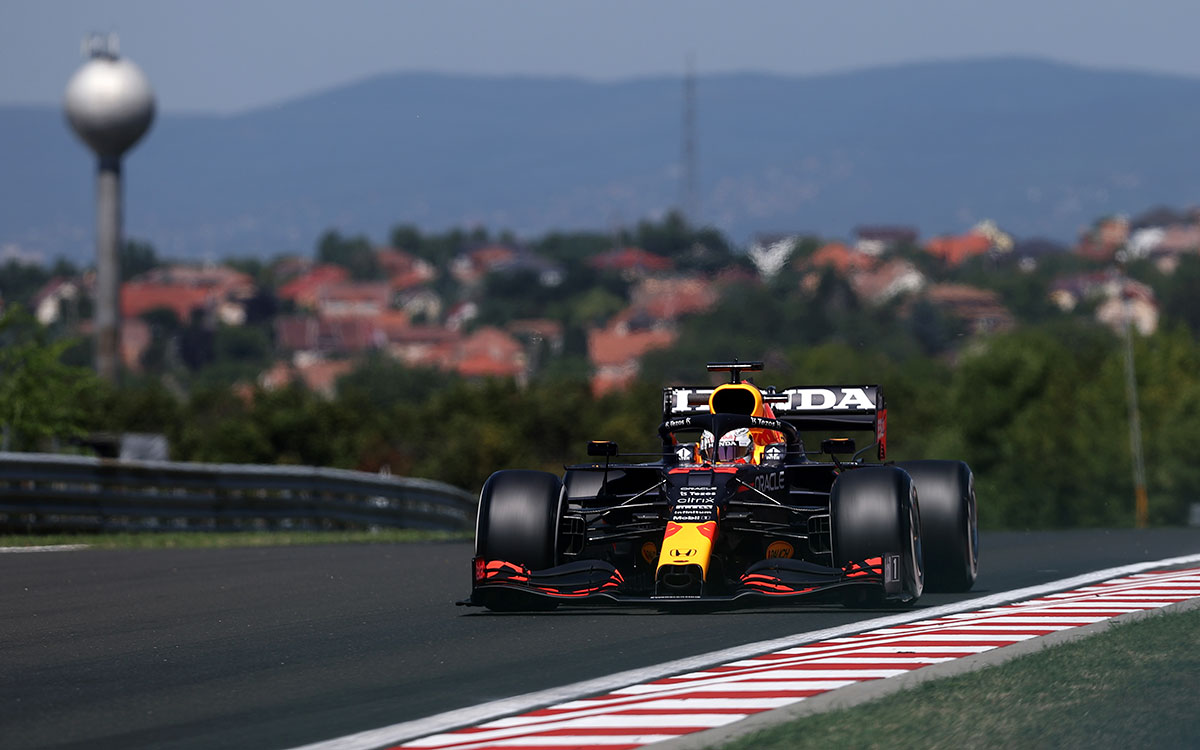 2021年F1匈牙利大奖赛一练，驾驶红牛RB16B行驶在亨格罗林的维斯塔潘