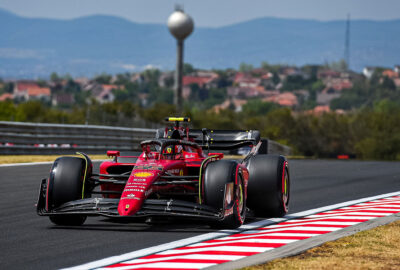 2022年F1匈牙利大奖赛一练，塞恩斯驾驶法拉利在亨格罗林赛道行驶