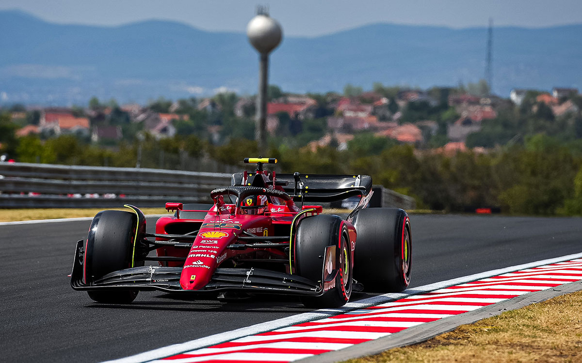 2022年F1匈牙利大奖赛一练，塞恩斯驾驶法拉利在亨格罗林赛道行驶