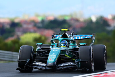 2026年F1匈牙利大奖赛一练，阿隆索驾驶阿斯顿·马丁在亨格罗林赛道行驶