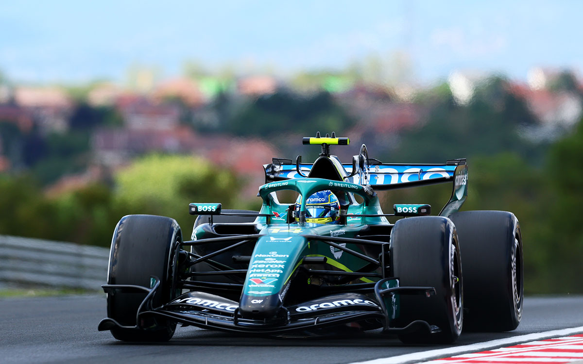 2026年F1匈牙利大奖赛一练，阿隆索驾驶阿斯顿·马丁在亨格罗林赛道行驶