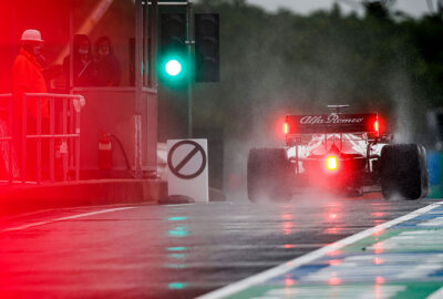 2020年F1匈牙利大奖赛二练，红色闪烁的阿尔法·罗密欧尾灯