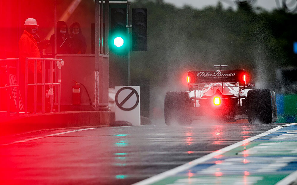 2020年F1匈牙利大奖赛二练，红色闪烁的阿尔法·罗密欧尾灯
