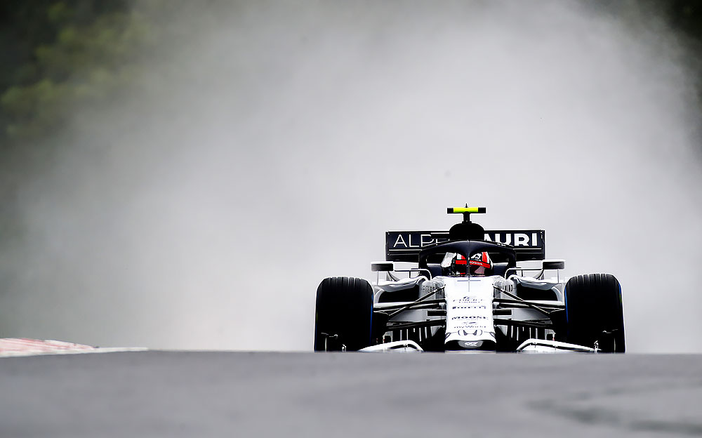 2020年F1匈牙利大奖赛二练,驶过积水掀起高高水雾的红牛二队-本田车手皮埃尔·加斯利