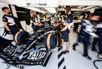 2021年F1匈牙利大奖赛二练，车库内为角田裕毅出场做准备的红牛二队机械师