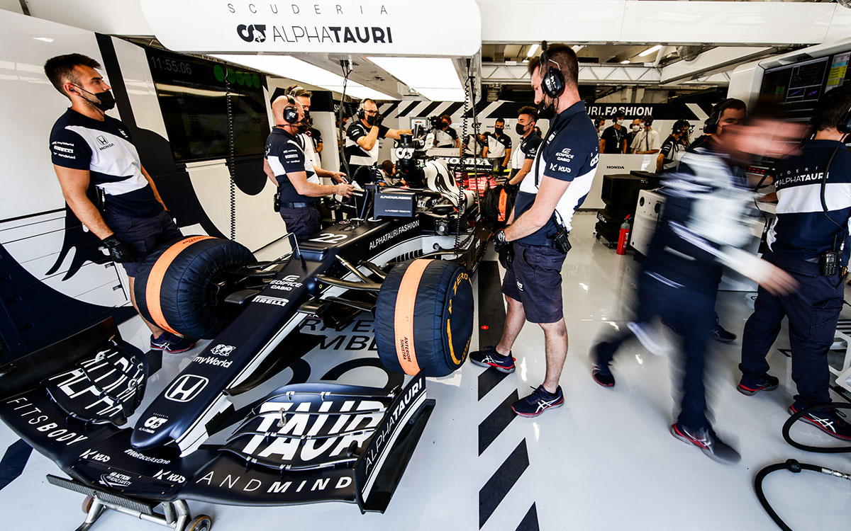 2021年F1匈牙利大奖赛二练，车库内为角田裕毅出场做准备的红牛二队机械师