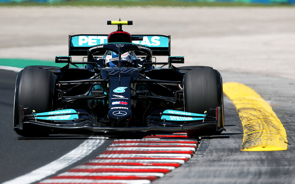 2021年F1匈牙利大奖赛二练,驾驶梅赛德斯W12行驶在亨格罗林的博塔斯