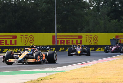 2022年F1匈牙利大奖赛，行驶在维斯塔潘（红牛）身前的诺里斯（迈凯伦）