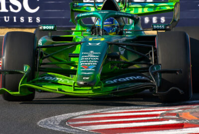 2026年F1匈牙利大奖赛二练，阿隆索驾驶涂满流速可视化涂料的阿斯顿·马丁AMR26