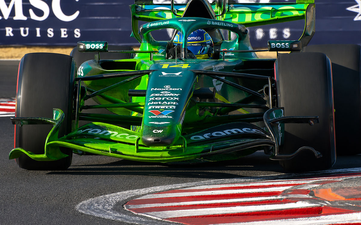 2026年F1匈牙利大奖赛二练，阿隆索驾驶涂满流速可视化涂料的阿斯顿·马丁AMR26
