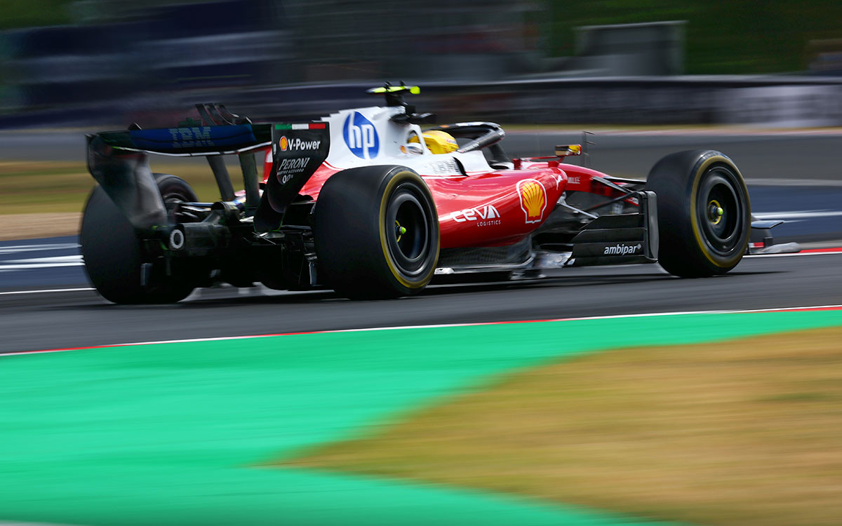 2026年F1匈牙利大奖赛一练,汉密尔顿驾驶法拉利SF-26在亨格罗林赛道行驶的尾部视角