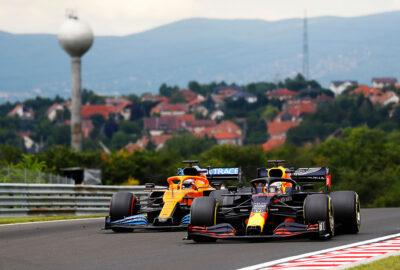 2020年F1匈牙利大奖赛三练，与迈凯伦MCL35并行的红牛-本田车手马克斯·维斯塔潘