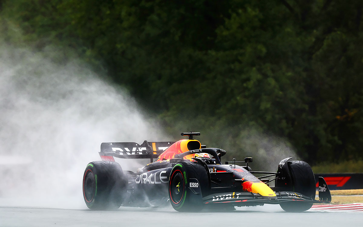 2022年F1匈牙利大奖赛三练,维斯塔潘驾驶红牛在雨中的亨格罗林赛道溅起水花
