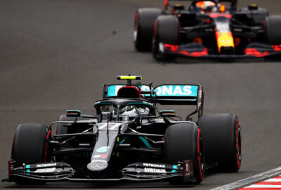 2020年F1匈牙利大奖赛排位赛，行驶在梅赛德斯身后的红牛-本田RB16