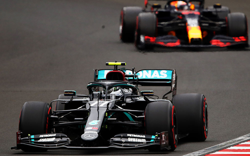 2020年F1匈牙利大奖赛排位赛，行驶在梅赛德斯身后的红牛-本田RB16