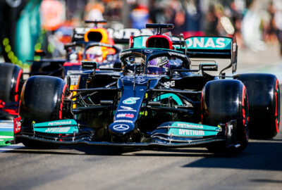 2021年F1匈牙利大奖赛排位赛，挡在维斯塔潘身前的汉密尔顿