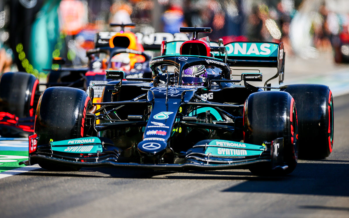 2021年F1匈牙利大奖赛排位赛，挡在维斯塔潘身前的汉密尔顿