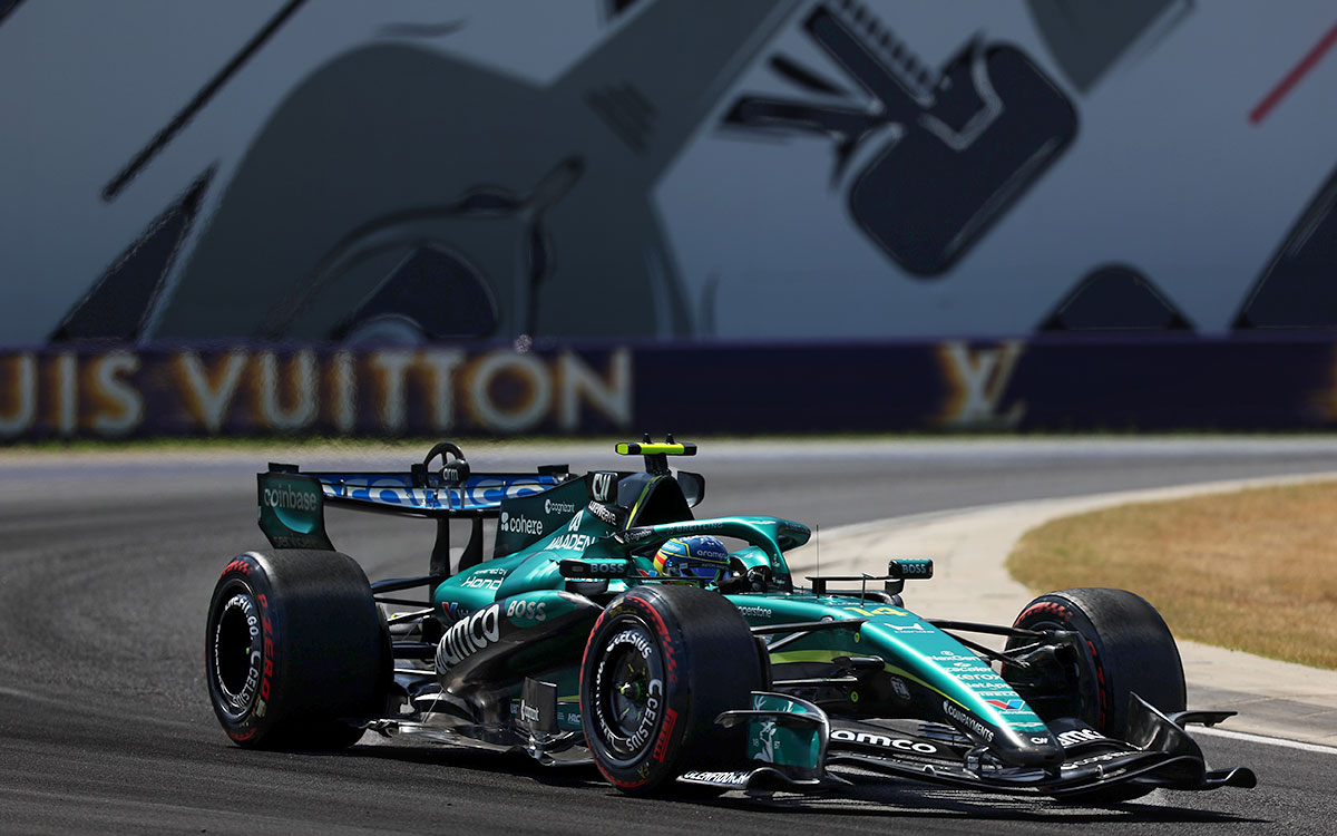 2026年F1匈牙利大奖赛排位赛,阿隆索驾驶阿斯顿·马丁在亨格罗林赛道行驶