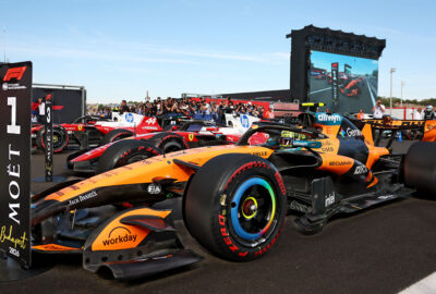 2026年F1匈牙利大奖赛排位赛，赛后检录区并列的诺里斯迈凯伦MCL40与两辆法拉利SF-26