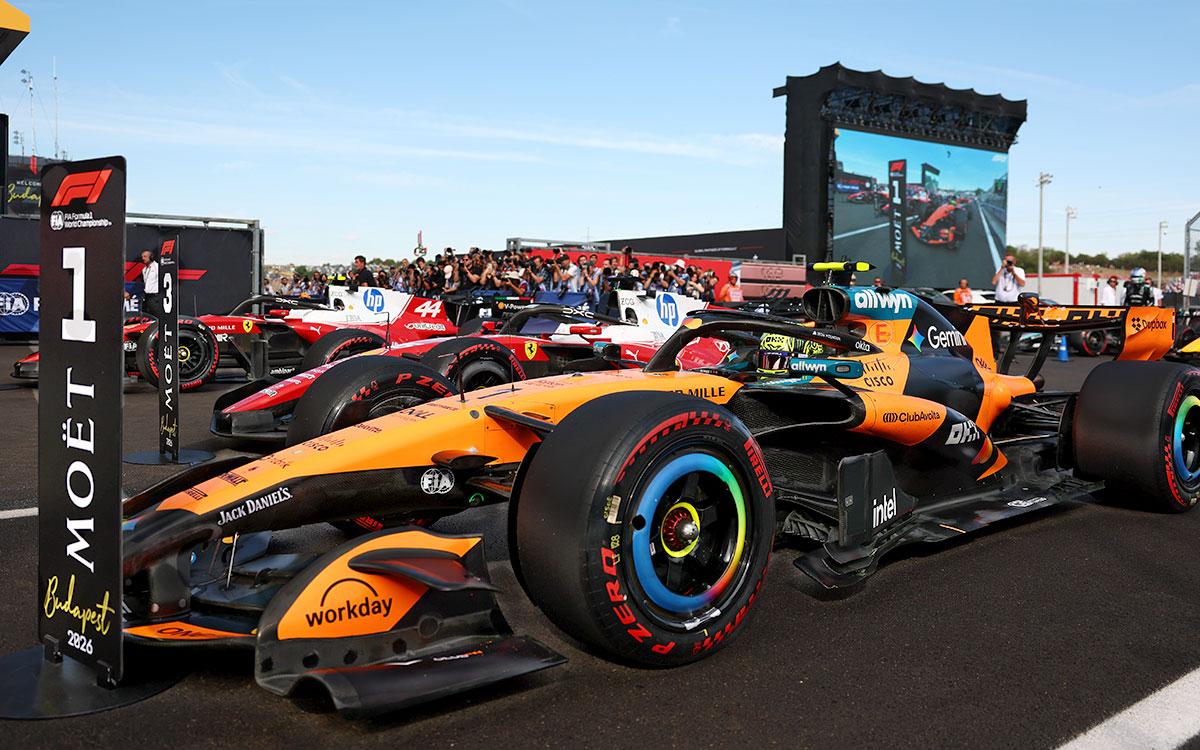 2026年F1匈牙利大奖赛排位赛，赛后检录区并列的诺里斯迈凯伦MCL40与两辆法拉利SF-26