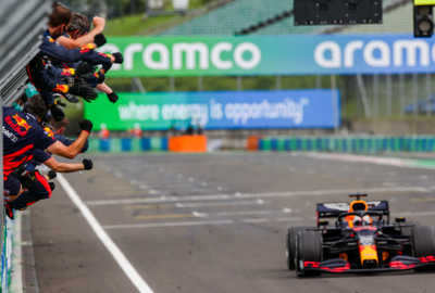 2020年F1匈牙利大奖赛正赛，为以第二名完赛的马克斯·维斯塔潘欢呼的红牛-本田车队成员
