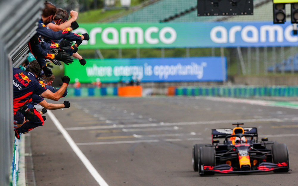 2020年F1匈牙利大奖赛正赛，为以第二名完赛的马克斯·维斯塔潘欢呼的红牛-本田车队成员