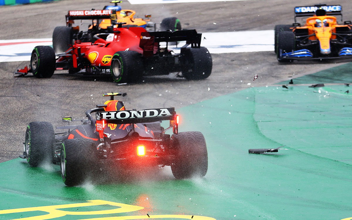 2021年F1匈牙利大奖赛正赛第1圈1号弯,卷入连环撞车的佩雷兹、勒克莱尔、诺里斯与里卡多