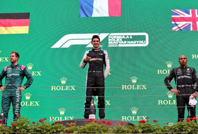 2021年F1匈牙利大奖赛正赛，登上领奖台的奥康、维特尔与汉密尔顿