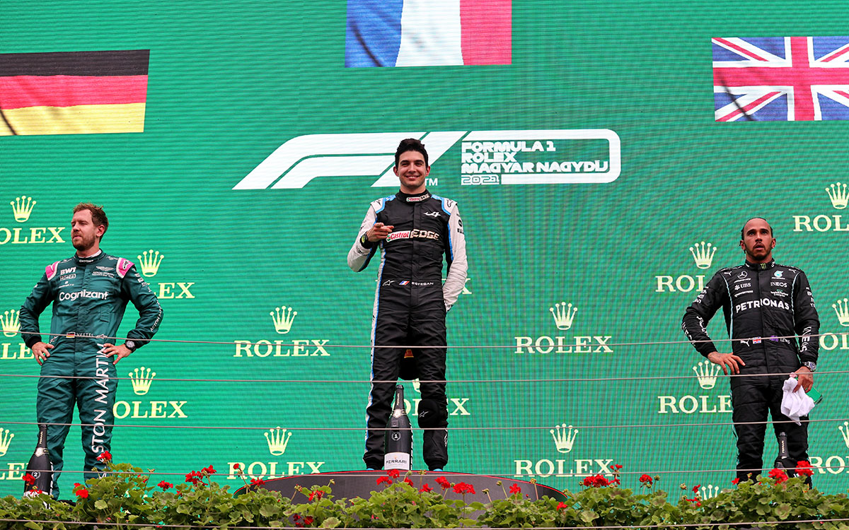2021年F1匈牙利大奖赛正赛，登上领奖台的奥康、维特尔与汉密尔顿