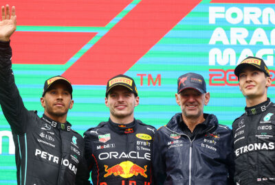 2022年F1匈牙利大奖赛正赛，登上颁奖台的汉密尔顿（第二）、维斯塔潘（冠军）、阿德里安·纽维与拉塞尔（第三）