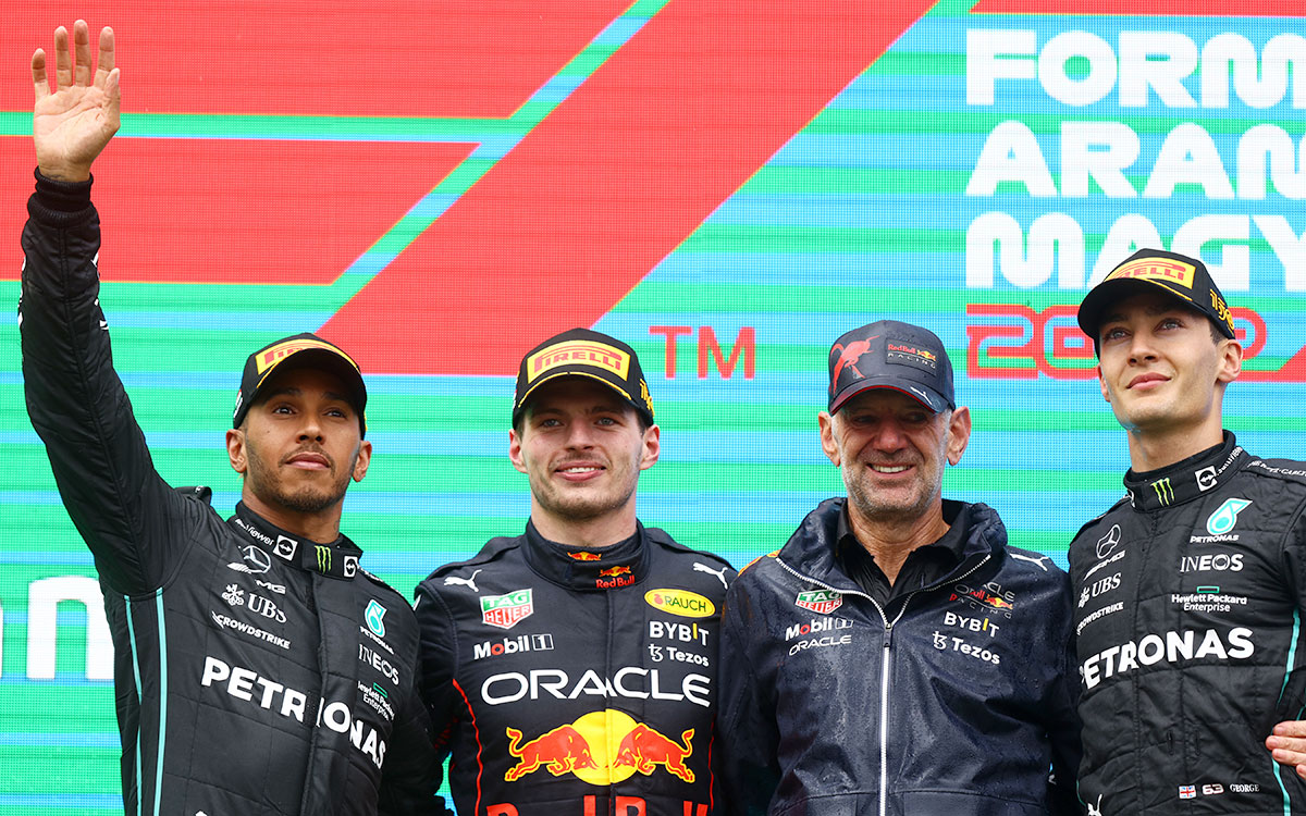 2022年F1匈牙利大奖赛正赛，登上颁奖台的汉密尔顿（第二）、维斯塔潘（冠军）、阿德里安·纽维与拉塞尔（第三）