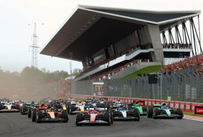 2025年F1匈牙利大奖赛正赛发车后1号弯，勒克莱尔守住对迈凯伦双车的领跑