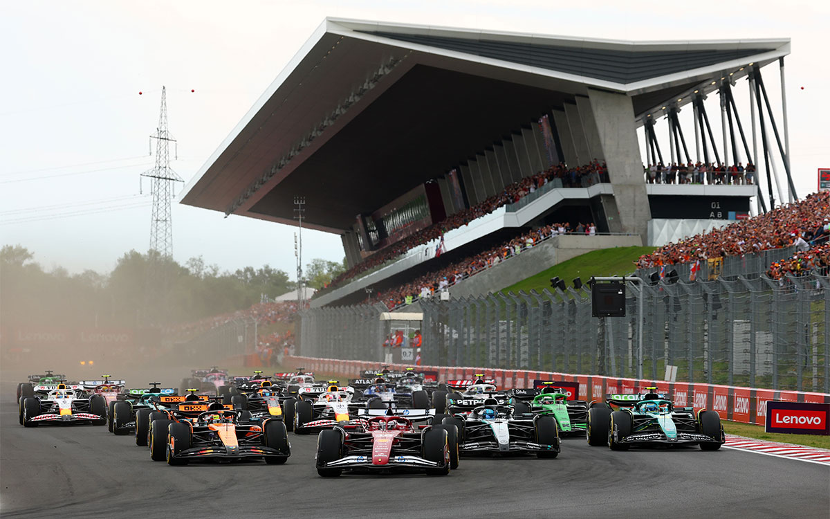 2025年F1匈牙利大奖赛正赛发车后1号弯，勒克莱尔守住对迈凯伦双车的领跑