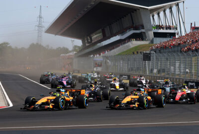 2026年F1匈牙利大奖赛正赛，发车后诺里斯在1号弯领跑队友皮亚斯特里