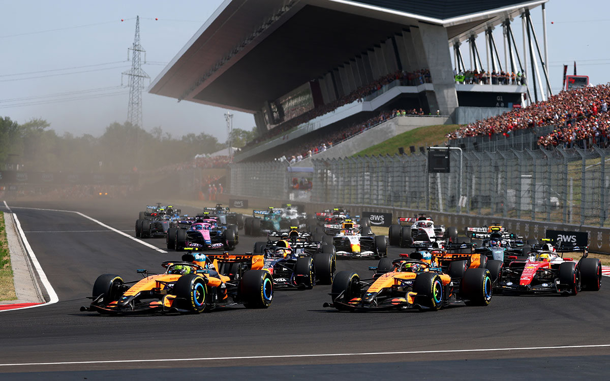 2026年F1匈牙利大奖赛正赛，发车后诺里斯在1号弯领跑队友皮亚斯特里