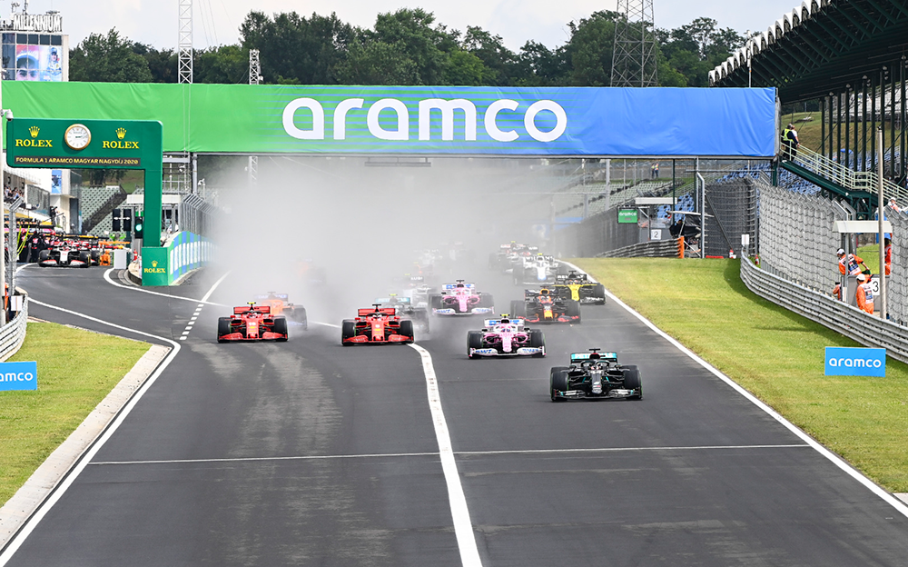 2020年F1匈牙利大奖赛正赛,发车后在大直道上溅起水花的F1赛车